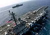 USA råder over enorme mengder strids-kapasiteter til vanns, til lands og i luften. På bilder seiler Nimitz-klasse hangarskipet USS Abraham Lincoln og Wasp-klassen Amphibious Assault Ship USS Kearsarge, sammen mens Abraham Lincoln Carrier Strike Group og Kearsarge Amphibious Ready Group gjennomfører felles operasjoner i Arabiahavet. Foto: AFP/NTB