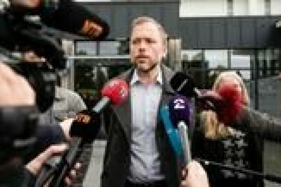 Her forteller SV-leder Audun Lysbakken pressen at partiet trekker seg fra sonderingene mellom SV, Ap og Sp om mulig regjeringssamarbeid. Her forteller SV-leder Audun Lysbakken pressen at partiet trekker seg fra sonderingene mellom SV, Ap og Sp om mulig regjeringssamarbeid. Foto: NTB