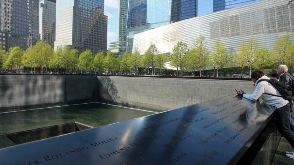 Levningene etter en mann er identifisert, mer enn 22 år etter terrorangrepene i New York 11. september 2001. Her står to mennesker ved minnesmerket i New York. Foto: Marianne Løvland / NTB