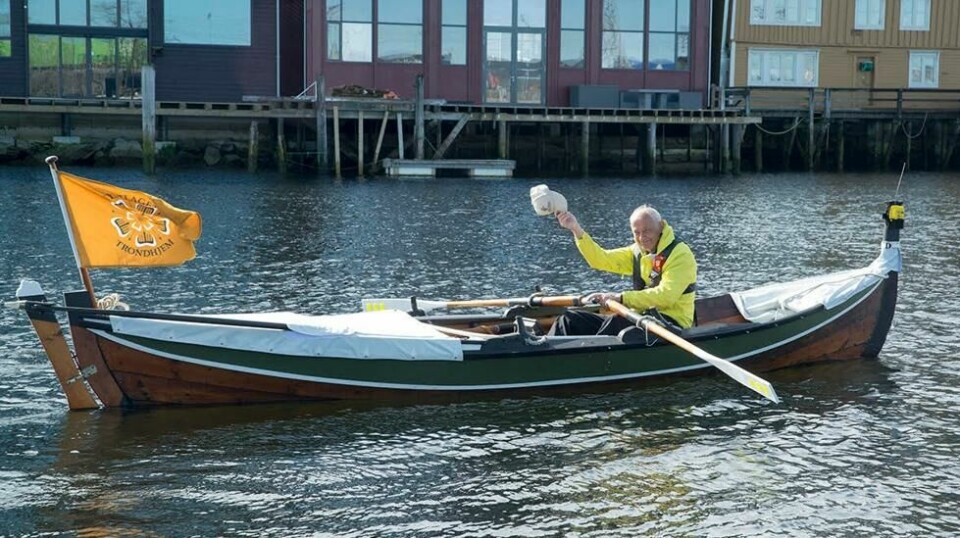 Clamer Meltzer tilbringer 6-10 timer i denne båten hver dag i tre måneder.