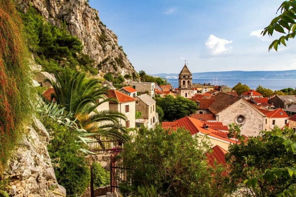 kystbyen og tidligere piratby Omis Riviera i Kroatia er kjent for sin vakre gamle bykjerne med smale gater og tradisjonelle steinhus. kystbyen og tidligere piratby Omis Riviera i Kroatia er kjent for sin vakre gamle bykjerne med smale gater og tradisjonelle steinhus. Foto: Apollo