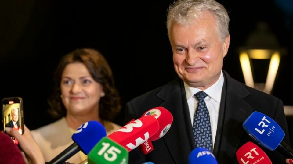 Litauens sittende president Gitanas Nauseda ligger an til å få klart flest stemmer i presidentvalget, men det er uvisst om han greier å få mer enn 50 prosent. Til venstre ektefellen Diana Nausediene. Foto: Mindaugas Kulbis / AP / NTB