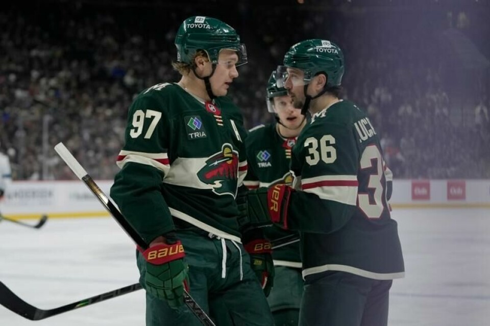 Minnesota Wilds venstreving Kirill Kaprizov (97) og høyreving Mats Zuccarello (36) drøfter situasjonen under første periode av NHL-kampen mot Utah Hockey Club torsdag.