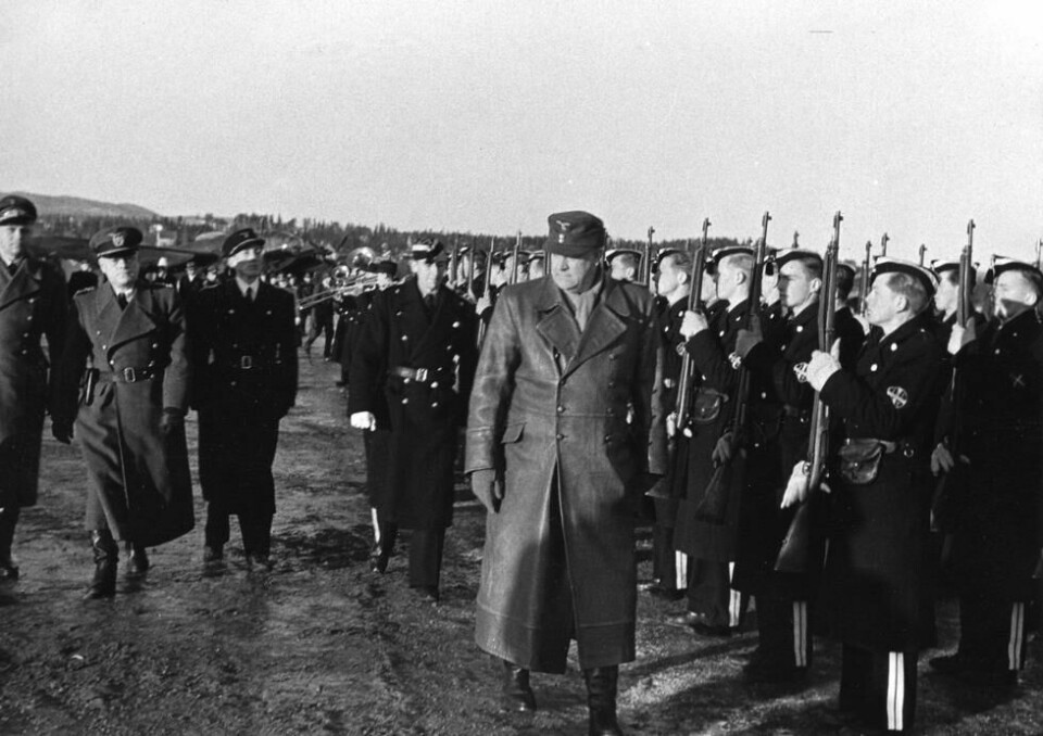 Quisling på Fornebu i januar 1944, etter besøk hos Adolf Hitler. Quisling på Fornebu i januar 1944, etter besøk hos Adolf Hitler. Foto: Riksarkivet/ flickr.com