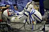 Den japanske astronauten Norishige Kanai får drakten sin inspisert før avgang til romstasjonen. Scanpix/AP.