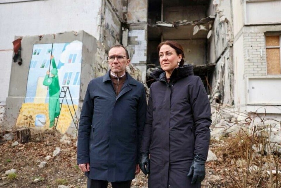 Utenriksminister Espen Barth Eide (Ap) og arbeids- og inkluderingsminister Tonje Brenna (Ap) besøker Kharkiv i Ukraina torsdag. Her er de i et område som ble utsatt for bombing natt til torsdag.