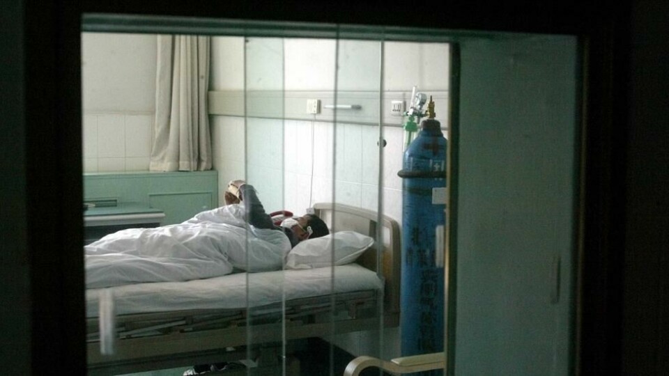 Bildet fra 13. april 2003 viser en pasient smittet av Sars som mottar behandling ved et sykehus i Beijing i Kina. Epidemien ble forårsaket av viruset SARS-CoV-1. Bildet fra 13. april 2003 viser en pasient smittet av Sars som mottar behandling ved et sykehus i Beijing i Kina. Epidemien ble forårsaket av viruset SARS-CoV-1. Foto: Ng Han Guan / AP/NTB
