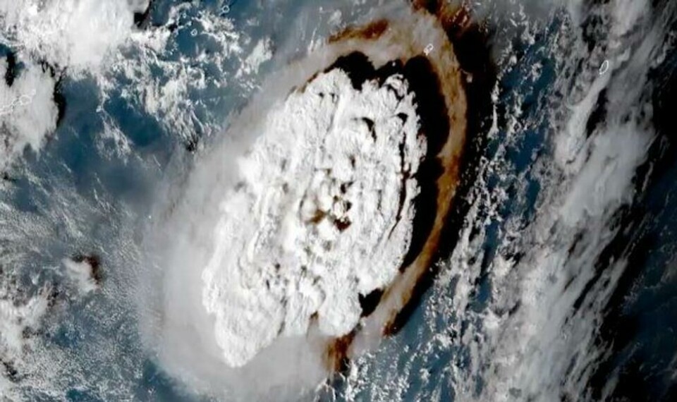 Det mest voldsomme vulkanutbruddet noensinne fanget opp av satellitt. Det mest voldsomme vulkanutbruddet noensinne fanget opp av satellitt. Foto: Tonga meteorological service/Government of Tonga