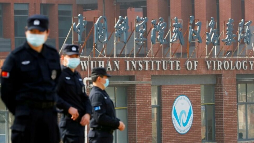 Sikkerhetsvakter var på plass da et WHO-team besøkte Wuhan Institute of Virology i februar. Sikkerhetsvakter var på plass da et WHO-team besøkte Wuhan Institute of Virology i februar. Foto: Thomas Peter / Reuters/NTB