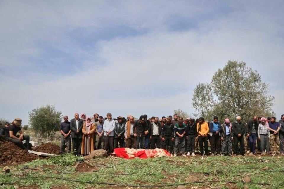Beboere ber under gravferden til Loay Reda al-Aqla, som oppgis å ha blitt drept i et israelsk angrep sørvest i Syria tirsdag.