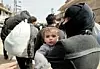 Syrisk kvinne og hennes barn blant lokale innbyggere som evakueres fra den opprørerkontrollerte enklaven Øst-Ghouta, 15. mars 2018. Scanpix/AFP.