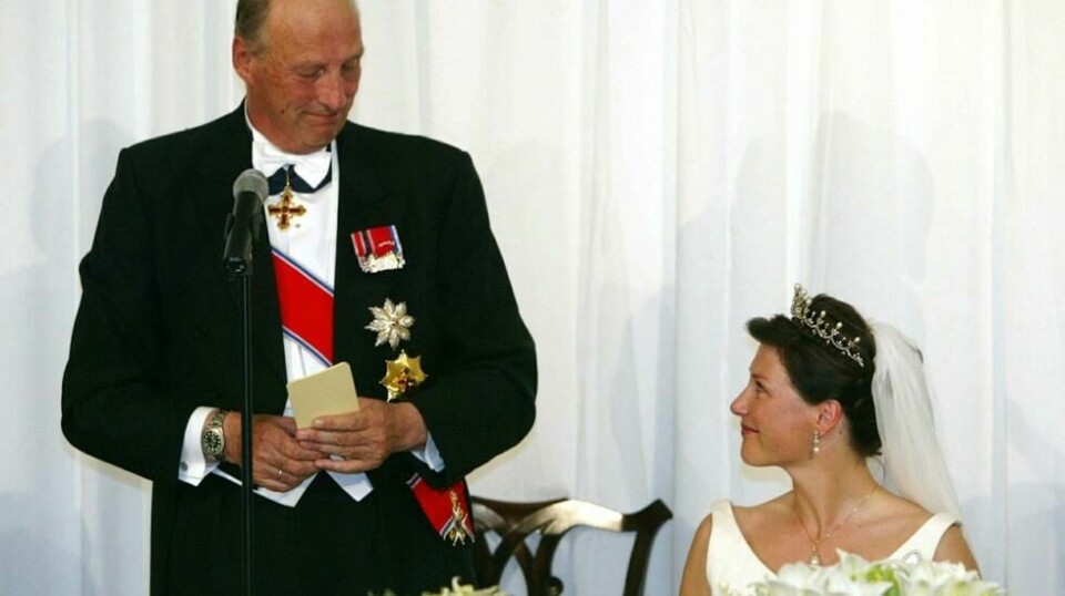 Da kong Harald talte til prinsesse Märtha Louise og Ari Behn i deres bryllup i 2002, ble den sendt på TV, og pressen fikk være til stede.