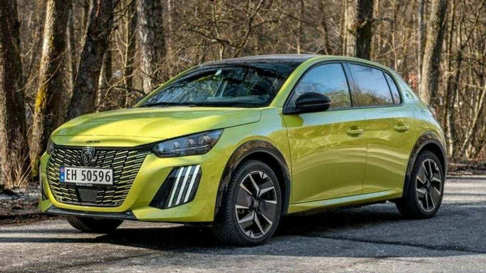 Peugeot E-208 GT er ingen diger bil med sin lengde på 405 cm. Peugeot E-208 GT er ingen diger bil med sin lengde på 405 cm. Foto: Håkon Sæbø / Finansavisen