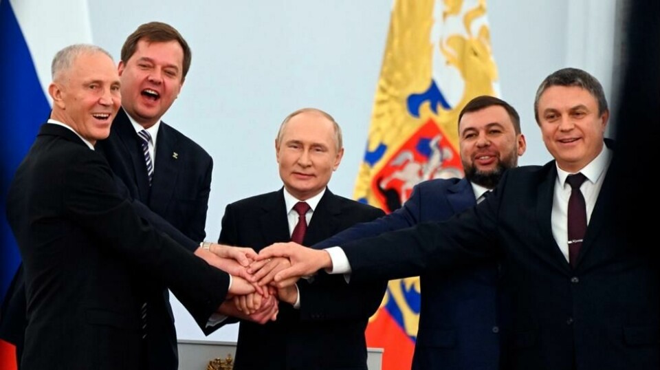 Russlands president Vladimir Putin med de fire lederne Russlands har innsatt i de nye annekterte regionene. Fra venstre Vladimir Saldo i Kherson, Jevgenij Balitskij i Zaporizjzja, Denis Pusjilin i Donetsk og Leonid Pasitsjnik i Luhansk.