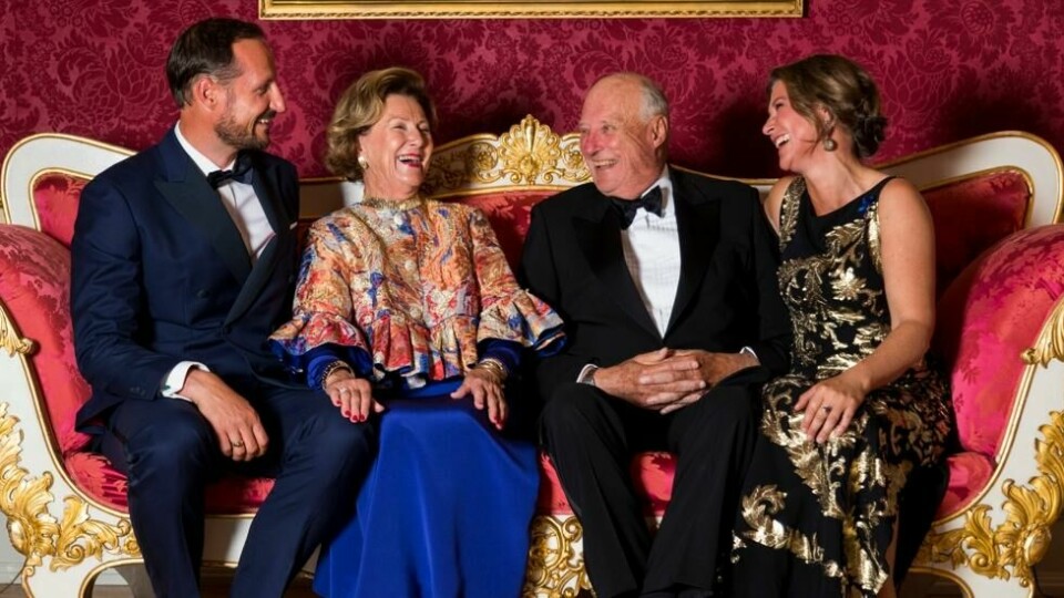 Fotografering av kongeparet samme med kronprins Haakon og prinsesse Märtha Louise i Bernadottesalongen på Slottet før gallamiddagen i forbindelse med kongeparets gullbryllup. Fotografering av kongeparet samme med kronprins Haakon og prinsesse Märtha Louise i Bernadottesalongen på Slottet før gallamiddagen i forbindelse med kongeparets gullbryllup. Foto: Heiko Junge / NTB