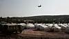 Et helikopter flyr over den midlertidige leiren som ble satt opp etter at Moria-leiren brente ned forrige uke. Foto: Dimitris Tosidis / AP