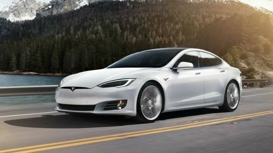 Tesla har hatt rekordsalg i Norge i flere år, godt hjulpet av at bilene hverken har hatt avgift eller moms. Nå kan det bli en endring på dette.