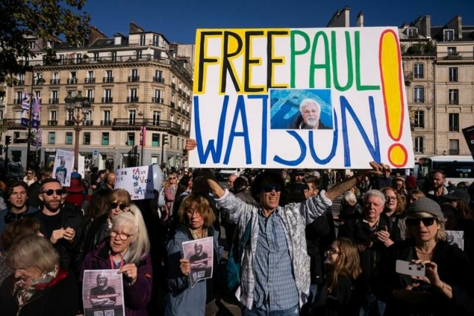 En demonstrasjon til støtte for Paul Watson i Paris 23. oktober. Watson har søkt om politisk asyl i Frankrike.