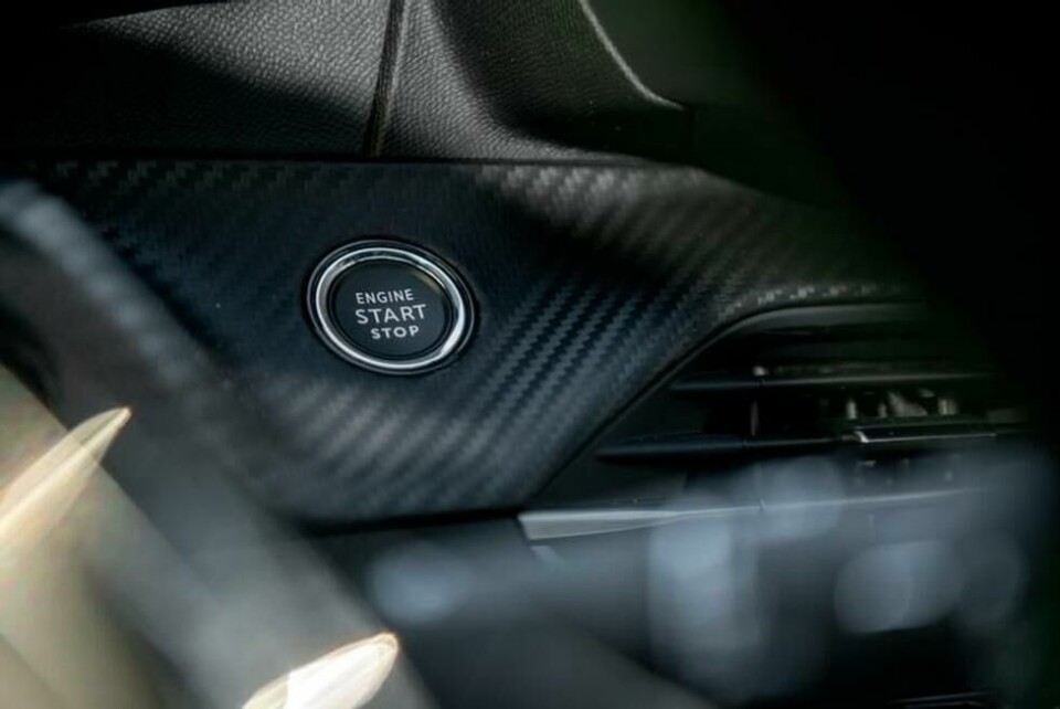 For å starte bilen må du trykke på denne knappen. Litt umoderne, kanskje, og småirriterende at du må trykke og holde knappen inne litt vel lenge. Merkelig! For å starte bilen må du trykke på denne knappen. Litt umoderne, kanskje, og småirriterende at du må trykke og holde knappen inne litt vel lenge. Merkelig! Foto: Håkon Sæbø / Finansavisen