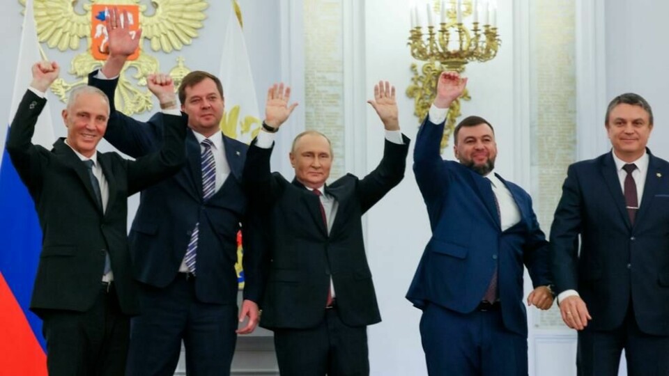 Vladimir Saldo, Jevgenij Balitskij, Vladimir Putin, Denis Pusjilin og Leonid Pasitsjnik jubler over den ulovlige annekteringen av Donetsk, Luhansk, Kherson og Zaporizjzja. Vladimir Saldo, Jevgenij Balitskij, Vladimir Putin, Denis Pusjilin og Leonid Pasitsjnik jubler over den ulovlige annekteringen av Donetsk, Luhansk, Kherson og Zaporizjzja. Foto: Mikhail Metzel / Sputnik, Kremlin Pool Photo via AP / NTB