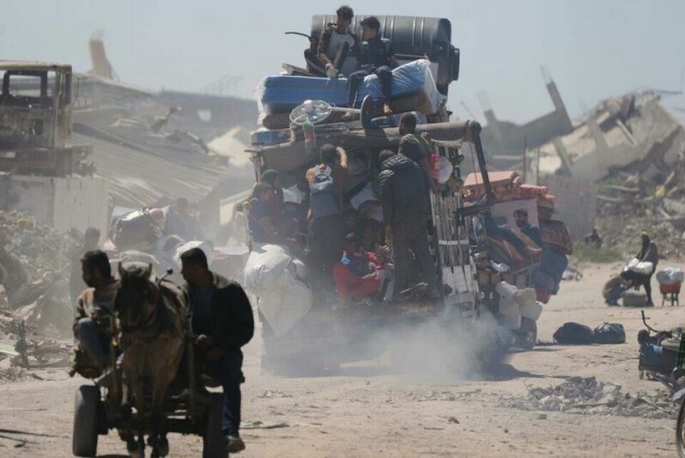Palestinere drives igjen på flukt etter at Israel har startet en ny offensiv på Gazastripen. Bildet er av palestinere på vei vestover fra Beit Hanoun til Jabalia etter at Israel utstedte en evakueringsordre for områder øst på Gazastripen, nær grensen til Israel.