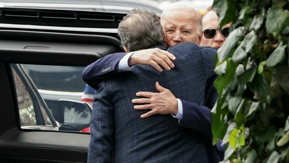 President Joe Biden klemmer sønnen Hunter Biden idet de forlater en restaurant på Hunters bursdag i Los Angeles, 4. februar 2024. President Joe Biden klemmer sønnen Hunter Biden idet de forlater en restaurant på Hunters bursdag i Los Angeles, 4. februar 2024. Foto: Kevin Lamarque / Reuters / NTB