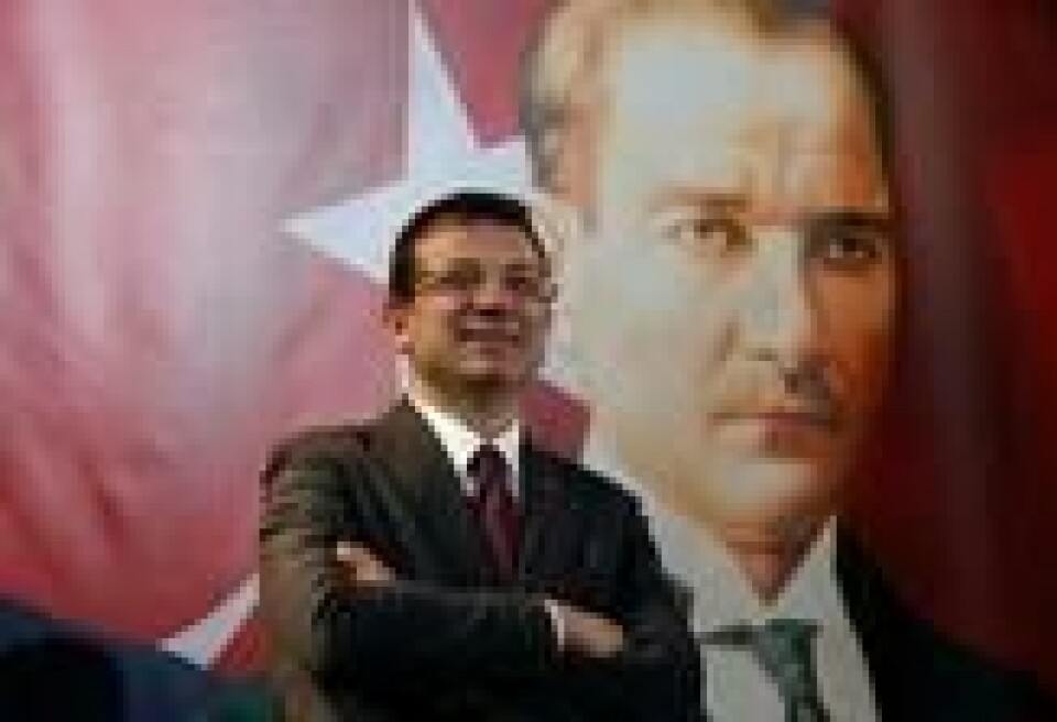 Opposisjonens ordførerkandidat i Istanbul, Ekrem Imamoglu, foran en plakat som viser den moderne tyrkiske nasjonens grunnlegger, sekularisten Mustafa Kemal Ataturk, som satte i verk store reformer for å «modernisere» Tyrkia. NTB Scanpix/AP. Opposisjonens ordførerkandidat i Istanbul, Ekrem Imamoglu, foran en plakat som viser den moderne tyrkiske nasjonens grunnlegger, sekularisten Mustafa Kemal Ataturk, som satte i verk store reformer for å «modernisere» Tyrkia. NTB Scanpix/AP.