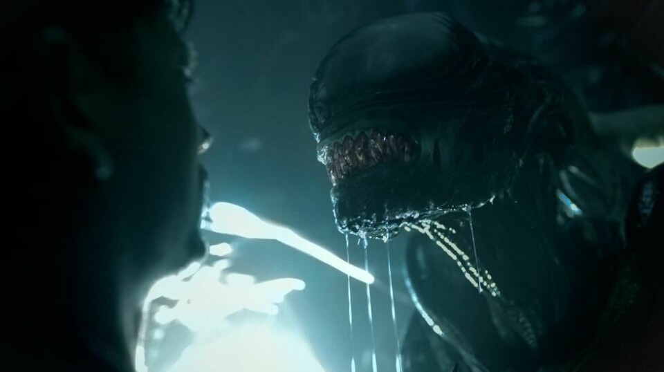 Menneske møter xenomorf i en scene fra nyeste «Alien»-film ut, «Alien: Romulus». Foto: 20th Century Studios / AP / NTB