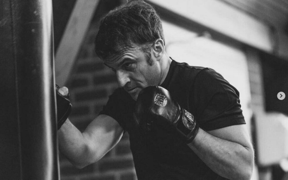 Kona til Macron avslørte i et intervju med Paris Match i fjor at presidenten er på boksetrening to ganger i uka. Kona til Macron avslørte i et intervju med Paris Match i fjor at presidenten er på boksetrening to ganger i uka. Foto: Soazig de la Moissonnière / Skjermbilde via Instagram