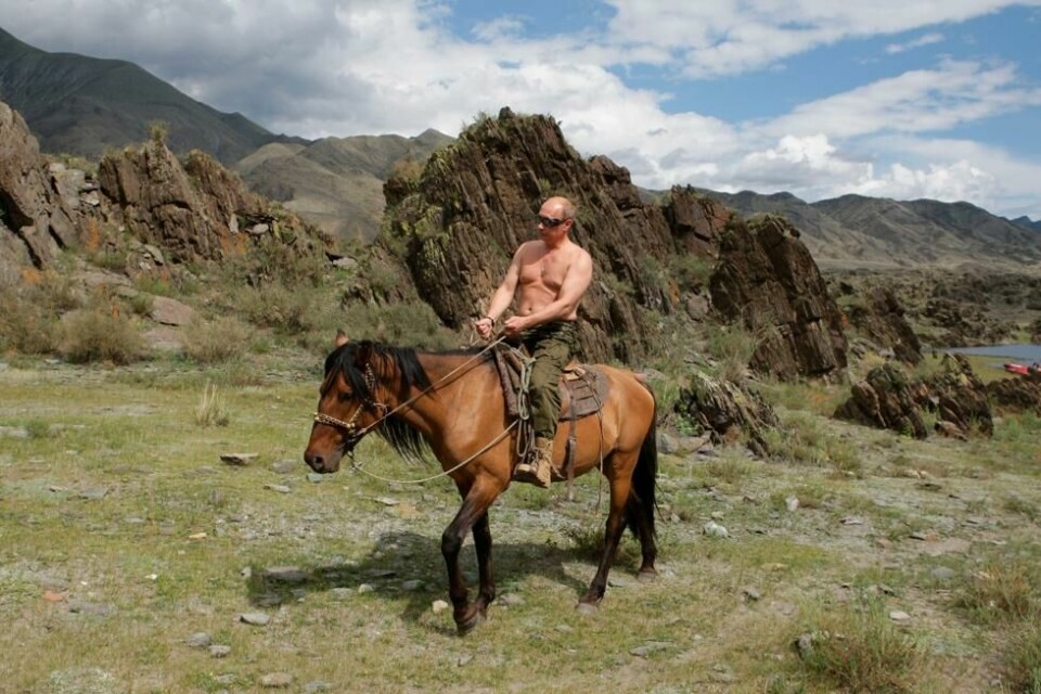 Vladimir Putin er sett ridende på en hest i fjellene i den sibirske regionen Tuva i 2009. Vladimir Putin er sett ridende på en hest i fjellene i den sibirske regionen Tuva i 2009. Foto: Alexei Druzhinin, Sputnik / AP