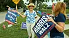Nancy Wood (82) og Sue Estrada (65) med valgplakater i Palm Harbor i Florida. Foto: Douglas R. Clifford / Tampa Bay Times / AP / NTB