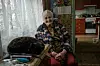 81 år gamle Liudmyla har tatt sjansen på å returnere til hjemmet sitt i landsbyen Kotljareve sør i Ukraina. Mange ukrainske flyktninger og internt fordrevne ønsker å vende hjem, men tar ikke sjansen. Foto: Myriam Renaud / NRC / handout / NTB