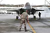 Norsk bakkebesetning klargjør et norsk F-35 jagerfly på Luke AFB i USA. Foto: Torbjørn Kjosvold / Forsvaret.