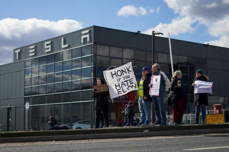 Tesla sliter på flere fronter, noe aksjekursen til elbilselskapet får lide under.