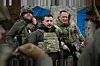 President Volodymyr Zelenskyj besøker ukrainske soldater ved fronten i Zaporizjzja-regionen. Foto: UPPO / AP / NTB