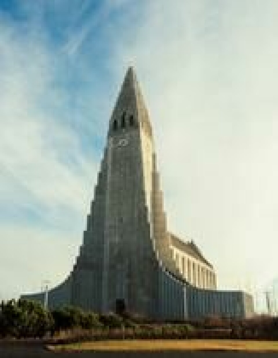 Hallgrimskirken er et av Reykjaviks mest ikoniske bygg, og verdt et besøk. Det fungerer også som navigasjonspunkt i byen, da tårnet kan sees fra de fleste gatene. Hallgrimskirken er et av Reykjaviks mest ikoniske bygg, og verdt et besøk. Det fungerer også som navigasjonspunkt i byen, da tårnet kan sees fra de fleste gatene.