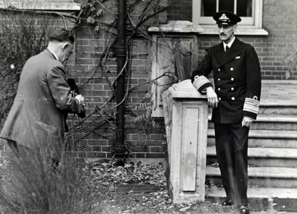 Statsminister Nygaardsvold fotograferer kong Haakon foran den norske ambassaden i London høsten 1941. Statsminister Nygaardsvold fotograferer kong Haakon foran den norske ambassaden i London høsten 1941. Foto: UDs arkiv, Riksarkivet