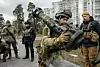 En ukrainsk soldat bærer på et svenskprodusert våpen av typen NLAW, også kalt Robot-57, i Kyiv. Foto: Efrem Lukatsky / AP