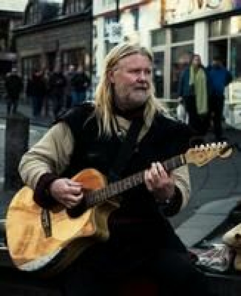 Islendere er stolte over vikingarven sin, som også sees på gatemusikantene. Senere på kvelden hadde han også vikinghjelm på hodet. Islendere er stolte over vikingarven sin, som også sees på gatemusikantene. Senere på kvelden hadde han også vikinghjelm på hodet.