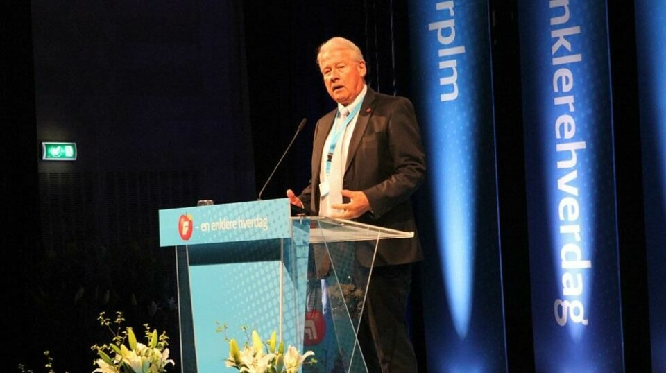 INNVANDRER-ED: Carl I. Hagen med utspill og innvandrere og pensjonister på Frp-landsmøtet.