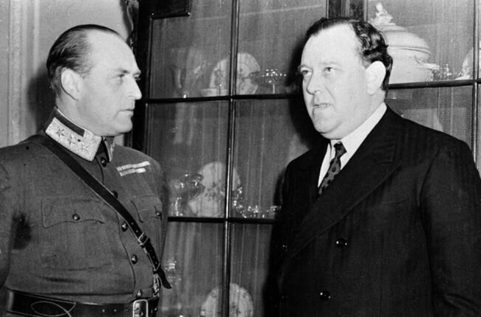 Den norske regjering har statsråd i den norske ambassaden i London. Kronprins Olav i samtale med utenriksminister Trygve Lie (th). Den norske regjering har statsråd i den norske ambassaden i London. Kronprins Olav i samtale med utenriksminister Trygve Lie (th). Foto: NTB scanpix