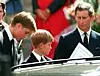 Prins William og Harry sammen med Charles under Dianas begravelse. Foto: Joel Robine / AP