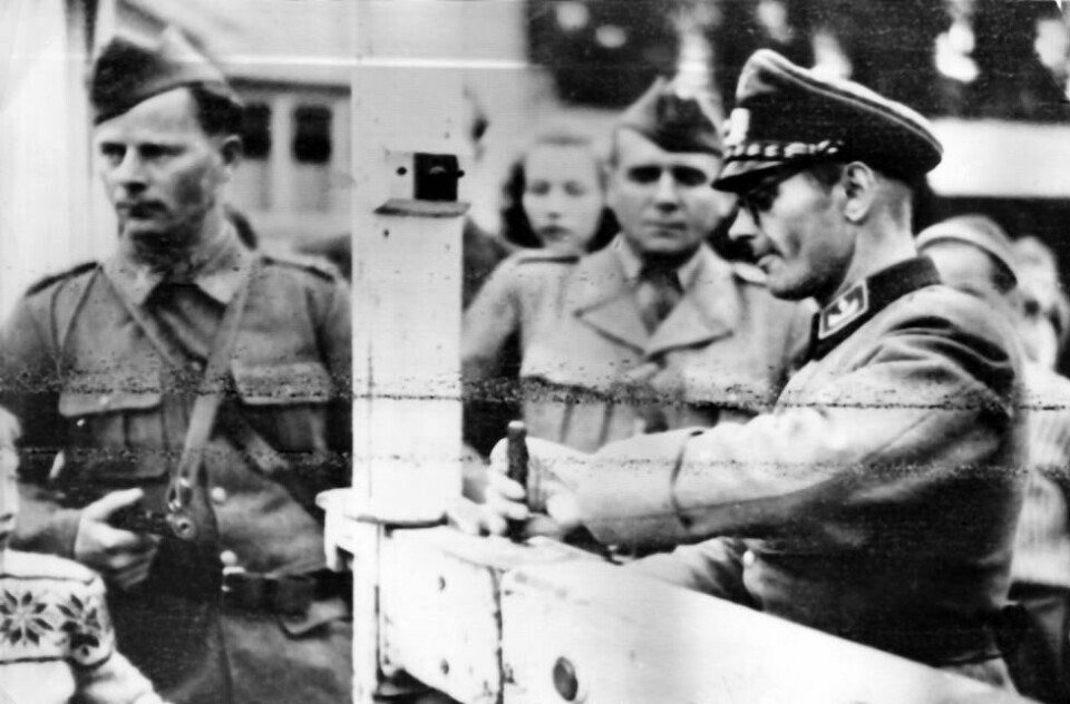 Etter den tyske kapitulasjonen 8. mai 1945 overvåket svenske grensevakter at en tysk offiser åpnet en grenseport til Norge. Foto: NTB arkiv / Scanpix Etter den tyske kapitulasjonen 8. mai 1945 overvåket svenske grensevakter at en tysk offiser åpnet en grenseport til Norge. Foto: NTB arkiv / Scanpix