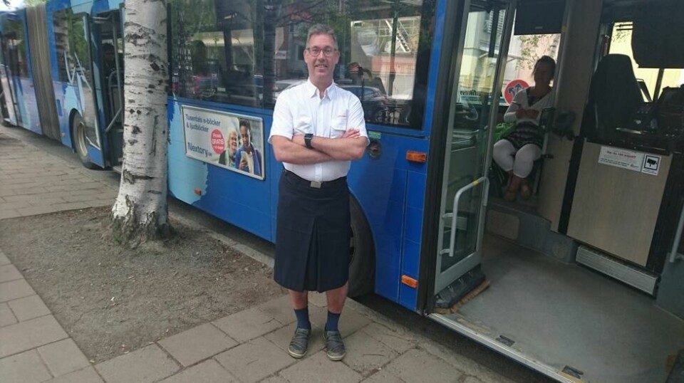 Bussjåfør Göran Sandberg (49) fra Umeå får ikke bruke shorts eller kortbukse på jobb på varme dager. Nå har han fått låne skjørt fra en kvinnelig kollega. Foto brukt med tillatelse av Göran Sandberg.