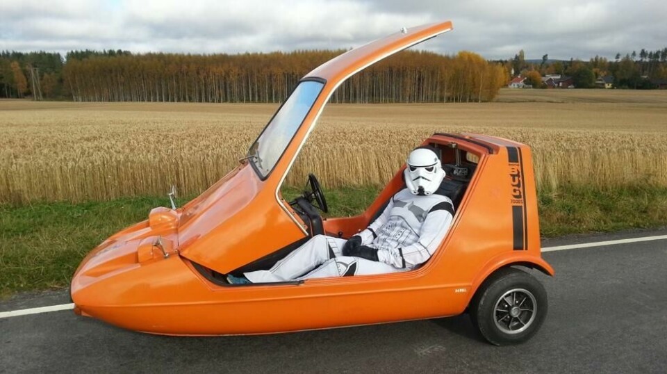 Lorden på tur i sin Bond Bug. – Det finnes en Star Wars link her. Landspeederen som Luke Skywalker kjører i den første filmen, var bygget på et Bond Bug chassis, så da har man en unnskyldning for å kjøre slik, sier Lorden.