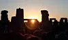 Folk feirer sommersolverv ved Stonehenge i juni 2019. NTB Scanpix/AP.