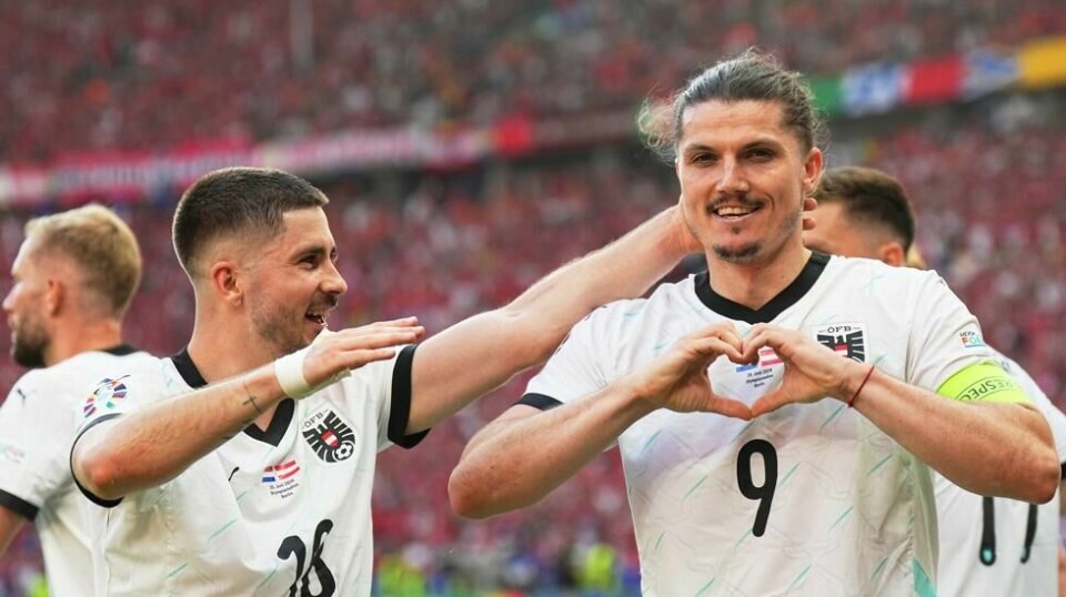 Marcel Sabitzer (9) feirer sammen med Romano Schmid etter å ha skutt Østerrike til gruppeseier i fotball-EM med 3-2 over Nederland. Foto: Michael Kappeler, DPA via AP / NTB
