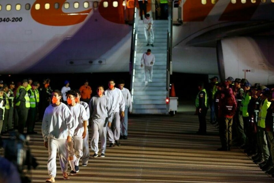 Slik så det ut da et fly fylt med deporterte venezuelanske migranter landet i Caracas for en måned siden. Nå er flygningene gjenopptatt.
