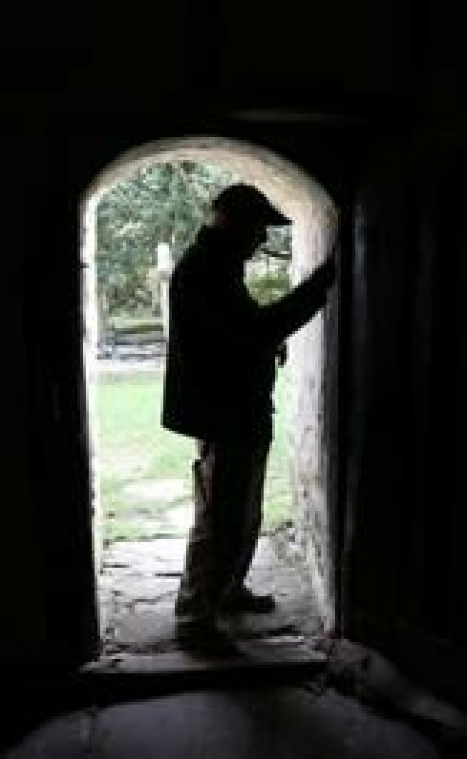 Bernard Owen viser meg den gamle kirken St. Rhychwyns kirke, bygget på 1100-tallet. Det er hans favorittsted å ta med turister til. Bernard Owen viser meg den gamle kirken St. Rhychwyns kirke, bygget på 1100-tallet. Det er hans favorittsted å ta med turister til. Foto: Elisabeth Bergskaug/ABC Nyheter