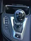 Til venstre: Knapper for justering av ESP, motorrespons, demping og ratt (+ kamera og parkeringssensor) Foran girspaken: Drivelogic-innstilling for hurtigheten på girskiftene. Foto: Martin Jansen